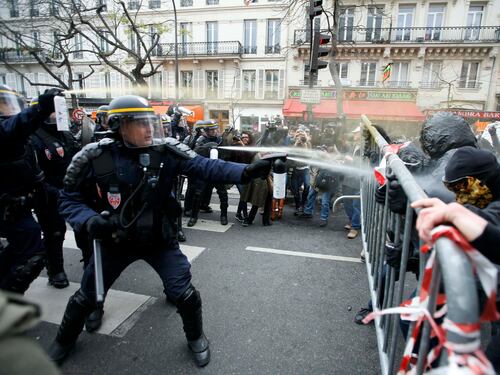 Parigi, scontri tra manifestanti e polizia