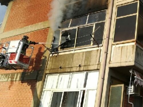 Scoppia il rogo in appartamento: muore un'anziana