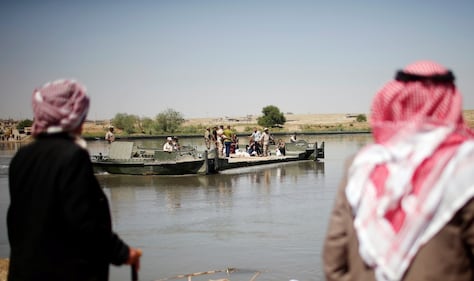 A sud di Mosul per gli iracheni la vita continua 10