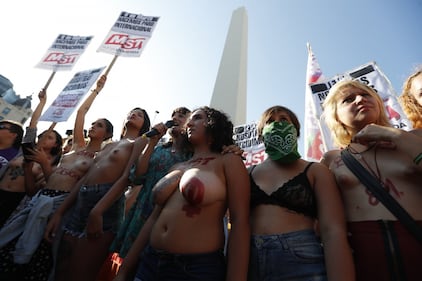 In Argentina è il "tetazo", per diffondere il topless 13