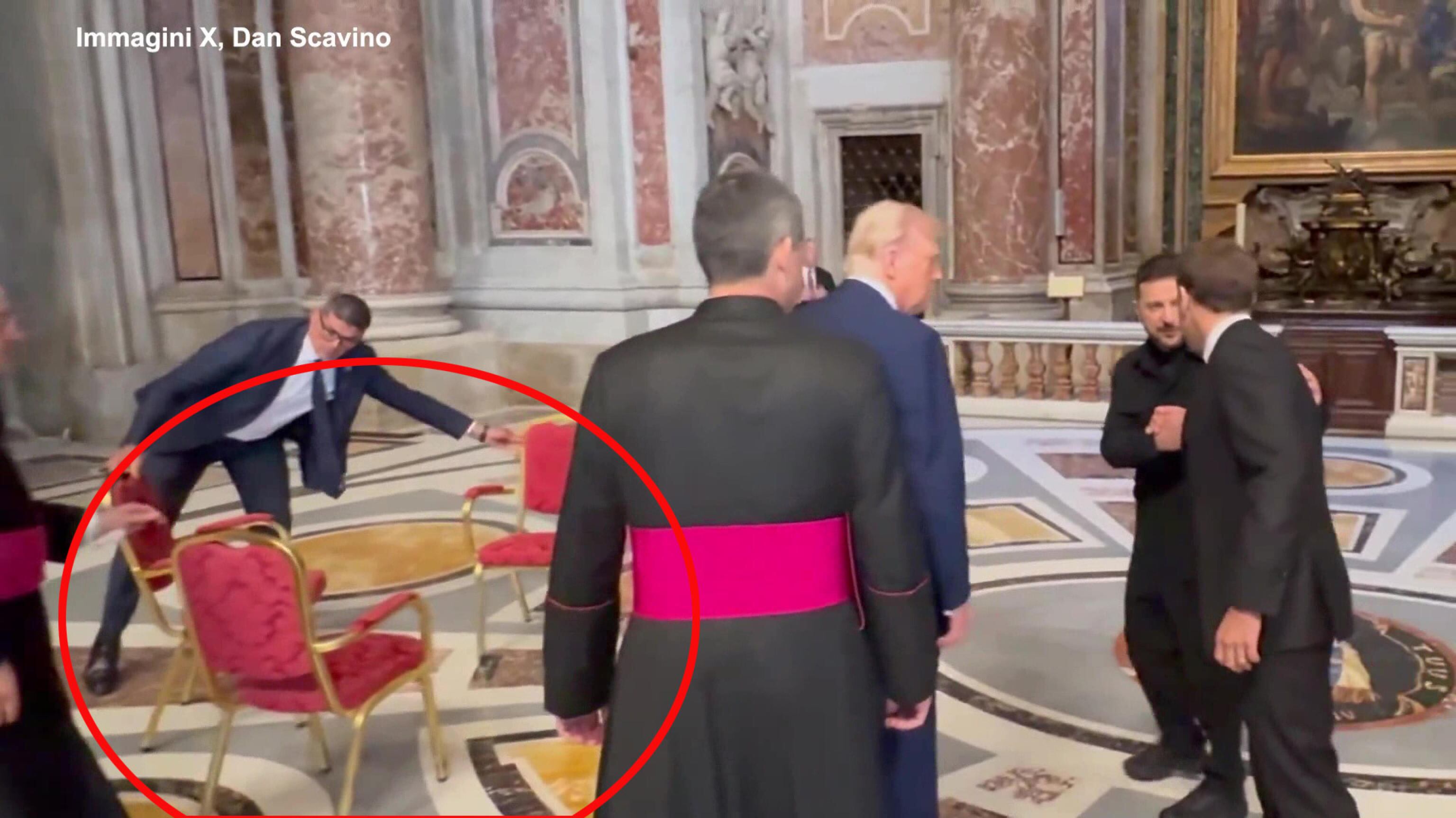Incontro Trump-Zelensky, Macron si giustifica: "La terza sedia? Per l'interprete"