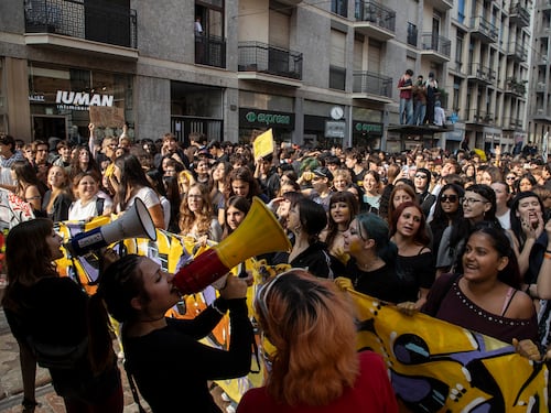 Gli studenti protestano tra slogan e vandalismi e occupano l’ex obitorio