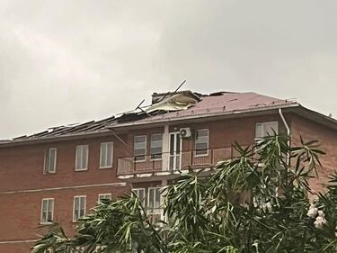 Maltempo in Italia: tetti scoperchiati e danni alle infrastrutture 1