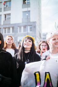 "Generazione meticcia e queer". A Milano sfila il corteo "transfemminista" 20