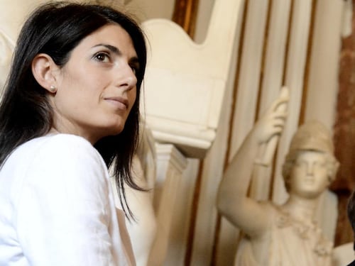 Gaffe di Virginia Raggi: condoglianze sbagliate al membro della comunità ebraica