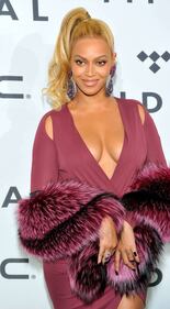 Beyoncé Knowles, seno in vista e scollo mozzafiato a New York 64