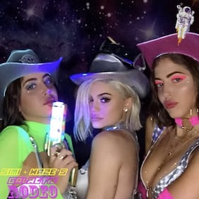 Kylie Jenner, scollatura hot alla serata taco 4