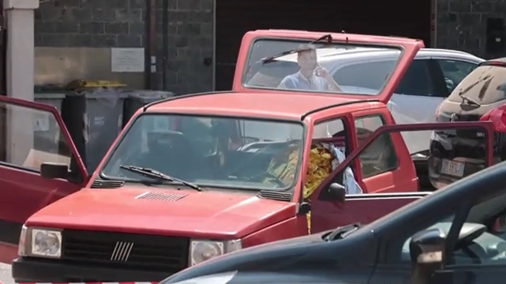 Spara alla moglie in auto. Il marito: "Ho mirato alle gambe, non volevo ucciderla"
