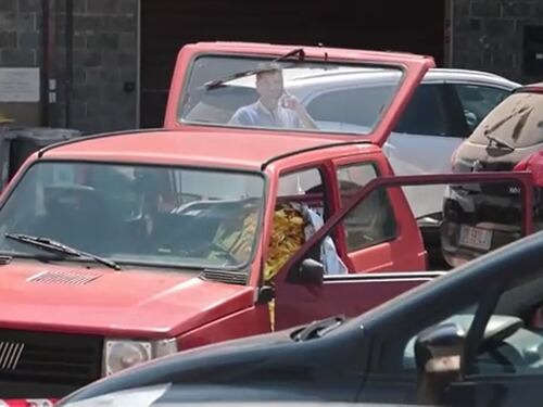 Spara alla moglie in auto. Il marito: "Ho mirato alle gambe, non volevo ucciderla"