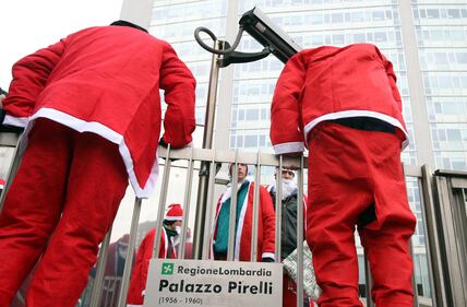 Milano, antagonisti vestiti da Babbo Natale 1
