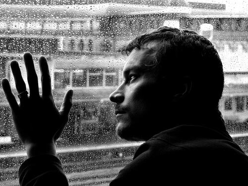 L’abuso di alcol attraverso le storie di una famiglia perbenista