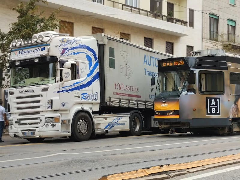 Corso di Porta Vittoria traffico bloccato 2