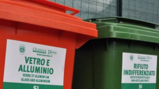 Bari, abbandona i rifiuti per strada, il Comune glieli restituisce e lo multa