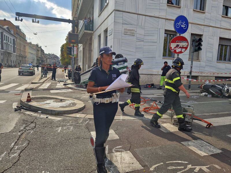 Violento scontro tra una Ferrari e un'auto della polizia locale in Porta Venezia a Milano 8