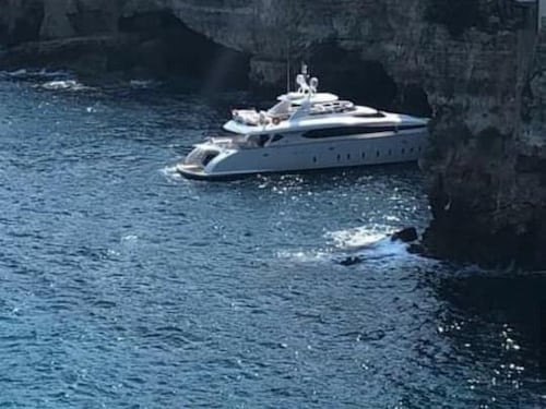Lo yacht in una grotta: è polemica a Polignano