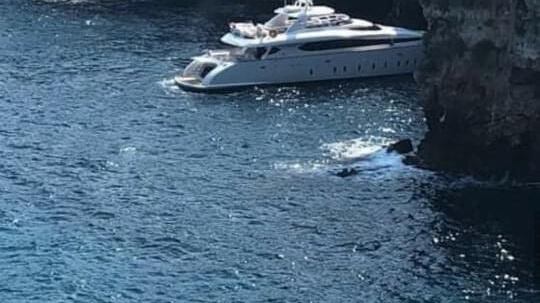 Lo yacht in una grotta: è polemica a Polignano