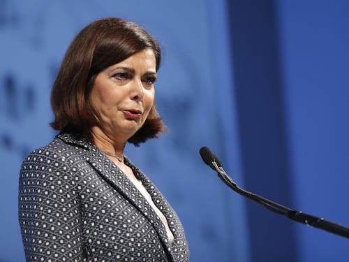 Di Battista attacca, la Boldrini lo caccia. L'ira del M5S: "Fa la maestra"