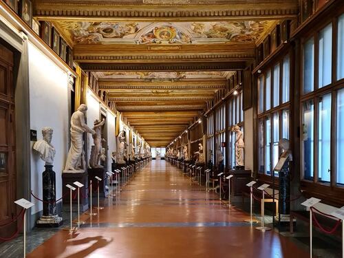 "Visite consentite con i calzini". Il direttore degli Uffizi sbotta contro i turisti scalzi