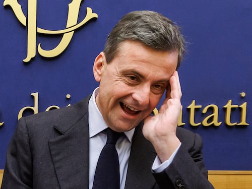 "Mai più soli alle elezioni". E ora Calenda apre ai grillini