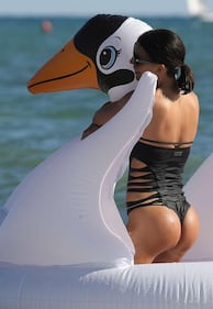 Claudia Galanti, lato b in vacanza 3