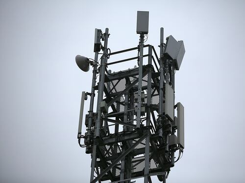 Napoli, testa di maiale contro antenna 5G
