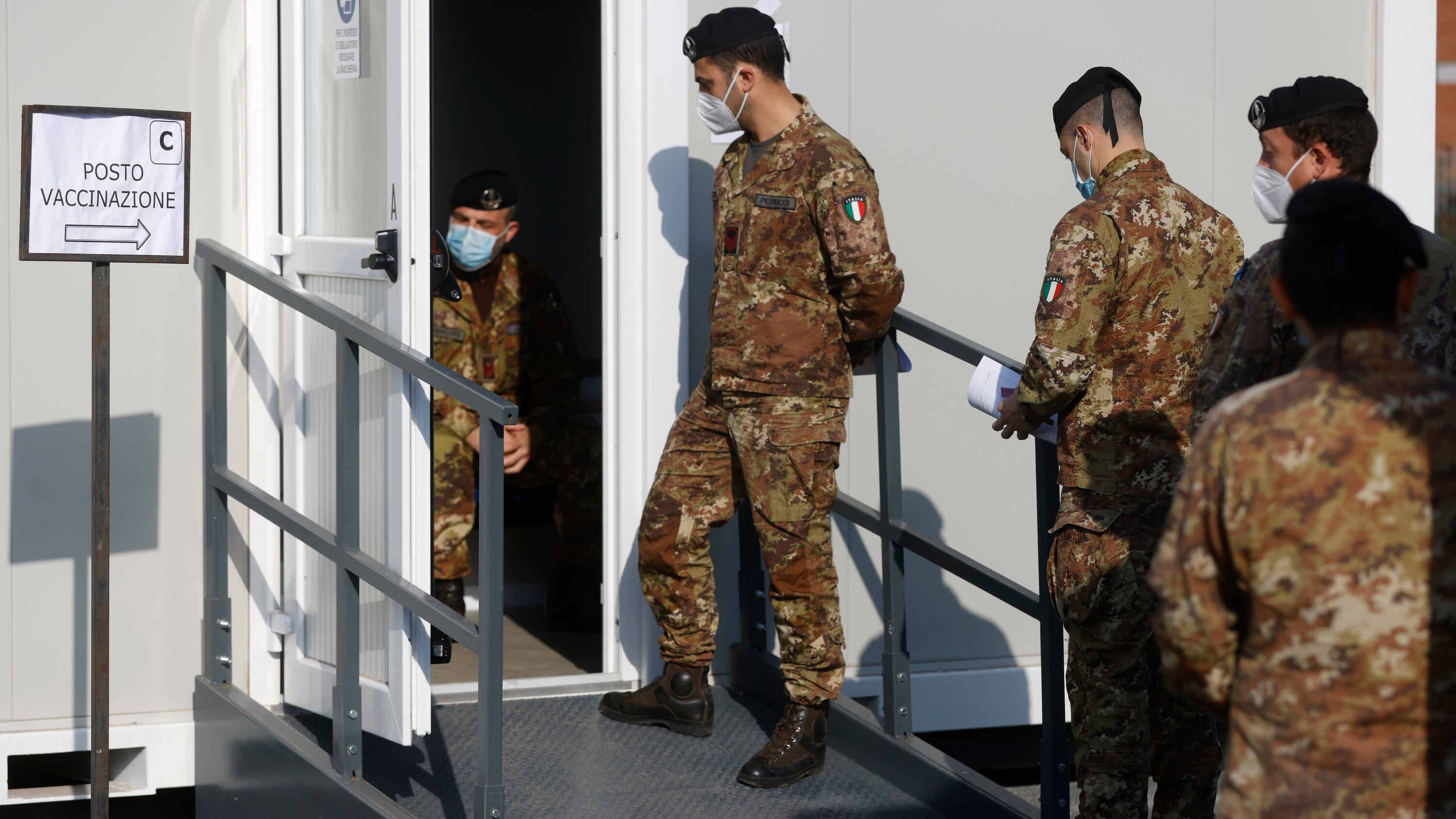 "Fare il vaccino porta a porta". Ecco il piano della task force militare