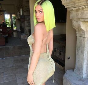 Kylie Jenner sexy: capelli fluorescenti 2