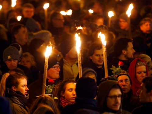 Attacchi Copenaghen, fiaccolata di solidarietà. Vilks nascosto in un luogo segreto