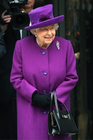 La Regina Elisabetta II in viola, foto 2