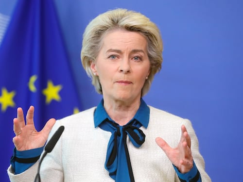 La Von der Leyen precisa: "Lavoriamo con tutti". Ma Salvini: "Si dimetta"