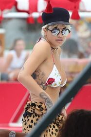 Rita Ora nuda per Natale 10