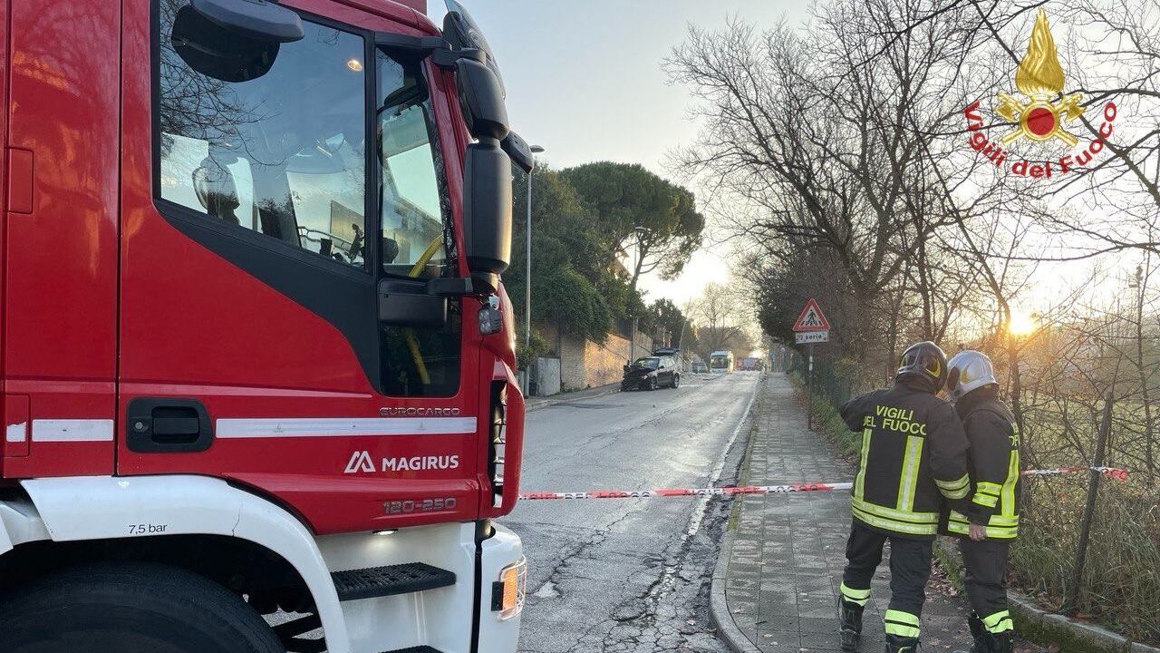 Ancona, incidente tra 3 auto: divelta una cabina del gas. Area messa in sicurezza