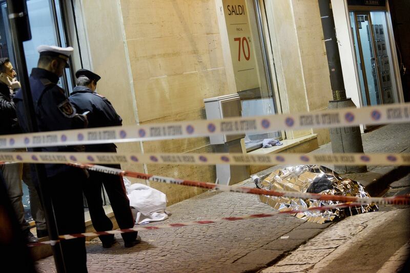 Rapina nel Napoletano, gioielliere uccide uno dei malviventi 7