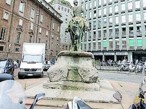 Piazza Missori, lavori da 700mila euro Traffico deviato e un'aiuola gigante Chiusa al traffico via Unione Spostati i parcheggi per moto