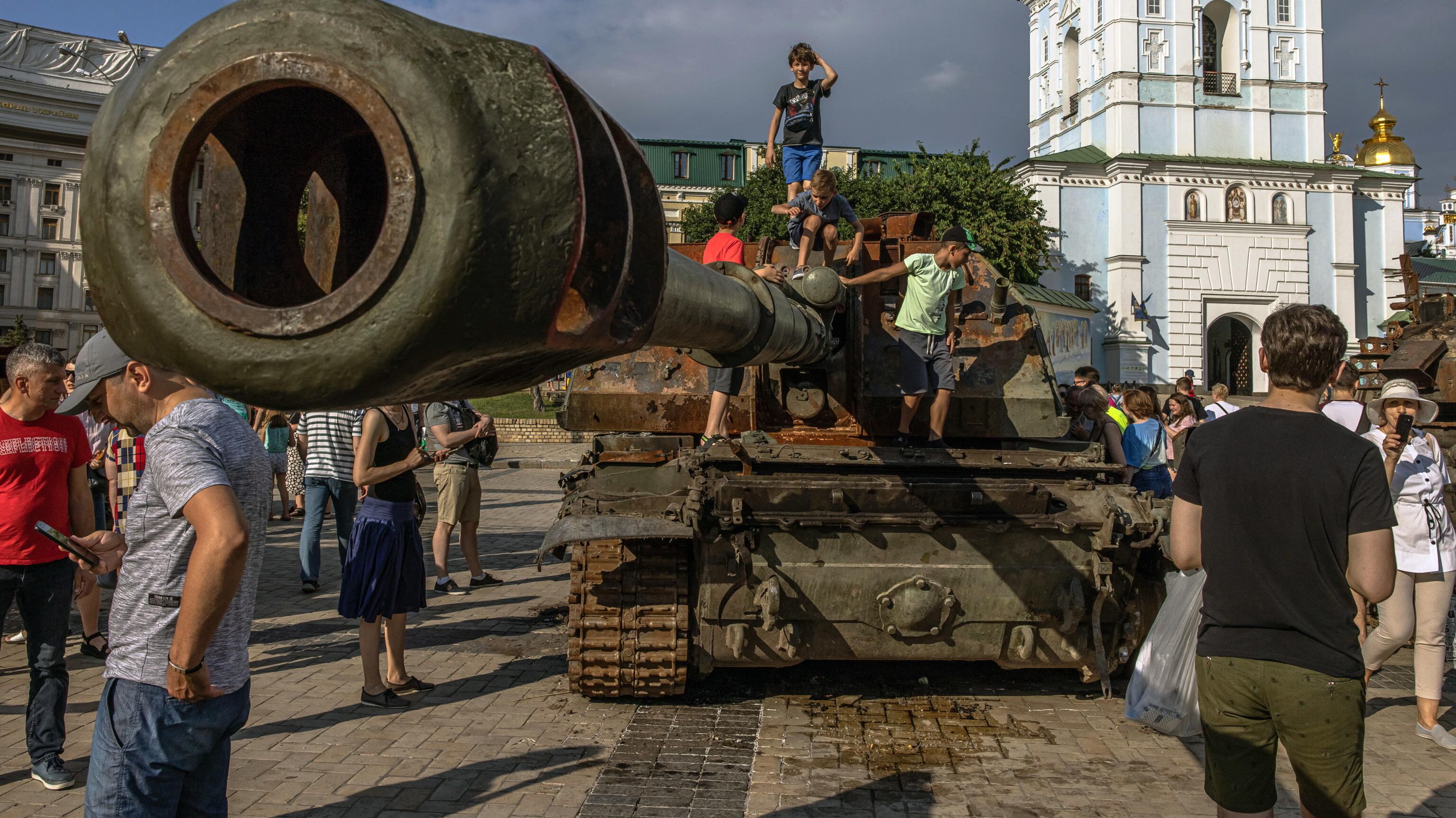 La lista della spesa di Kiev: "Obici, lanciarazzi, tank, droni. Serve parità di armi pesanti"