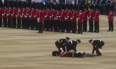Inghilterra: guardia reale inglese sviene durante il "Trooping the Colour" 3