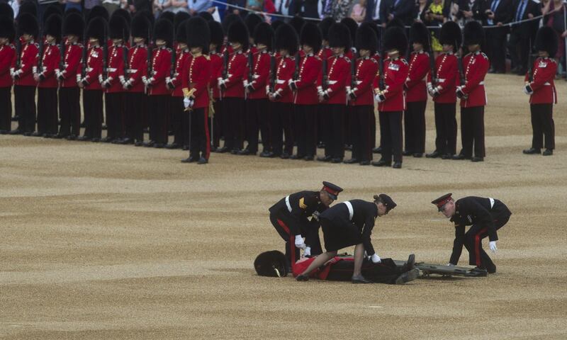 Inghilterra: guardia reale inglese sviene durante il "Trooping the Colour" 3
