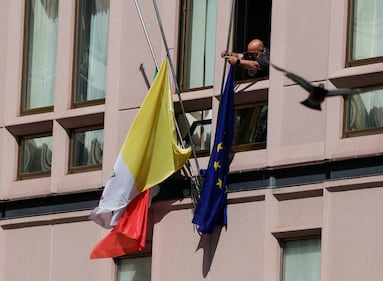 La folla a Piazza San Pietro per rendere omaggio alla salma di Papa Francesco 1