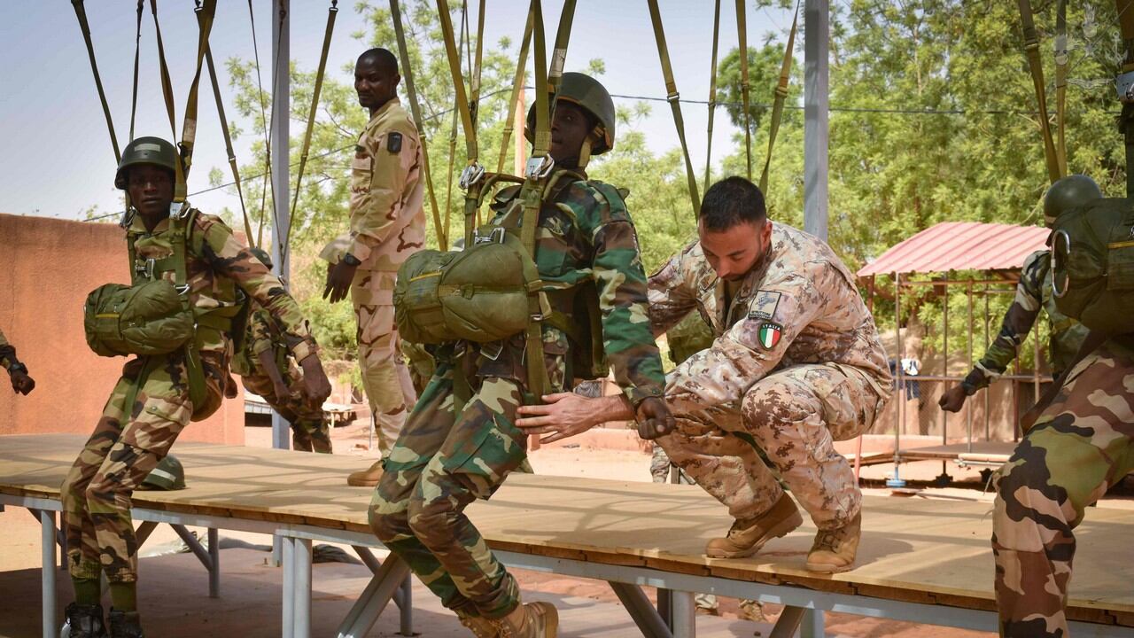 Niger, 57 nuovi paracadutisti nigerini addestrati dai militari italiani