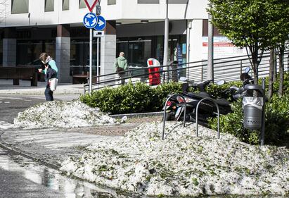Maltempo a Nembro: le strade ricoperte di grandine 9