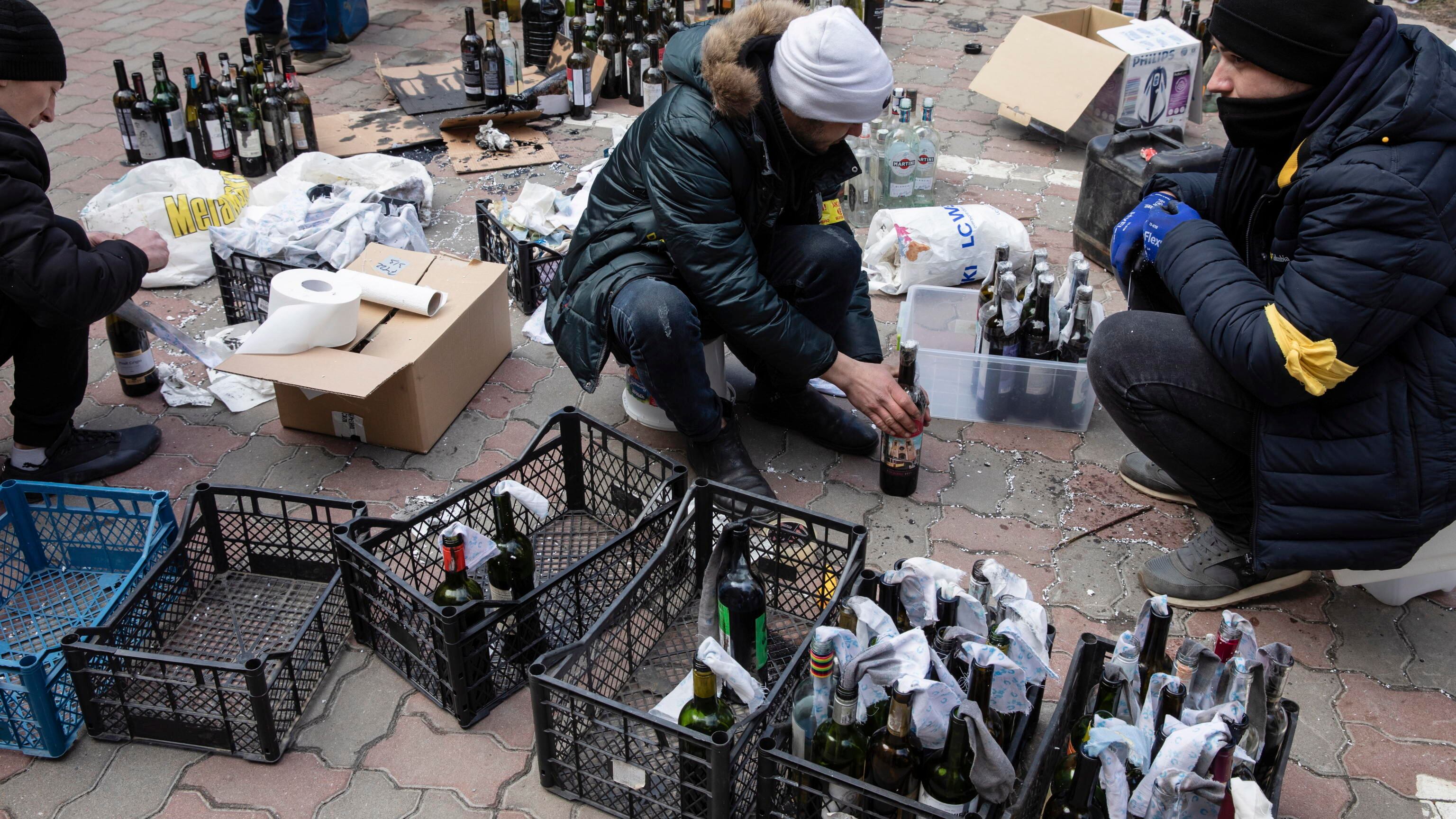 I ragazzi di Kiev tra kalashnikov e molotov in strada. "Pronti a morire"