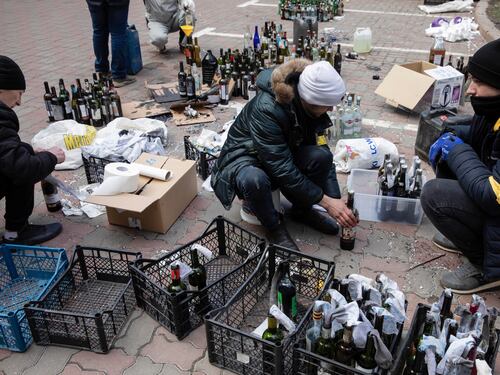 I ragazzi di Kiev tra kalashnikov e molotov in strada. "Pronti a morire"