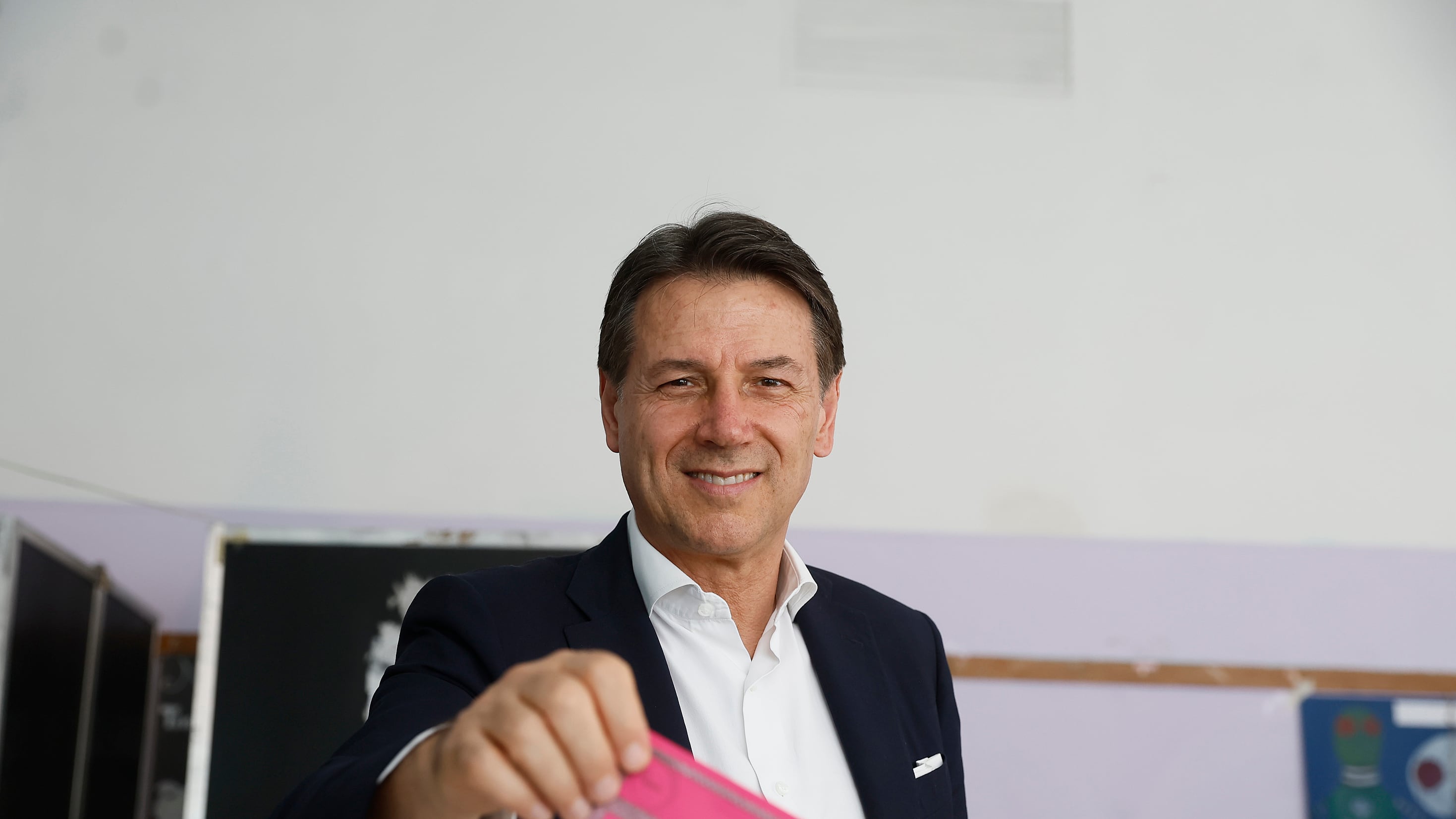 Conte, ritirata senza fine: M5s asciugato dai dem