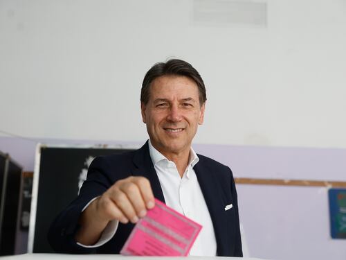 Conte, ritirata senza fine: M5s asciugato dai dem