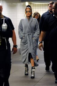Jennifer Lopez in giro per NY: ha solo l'accappatoio 8