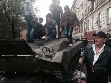 Blindato ucraino catturato dai filo russi all'incrocio con via Lenin