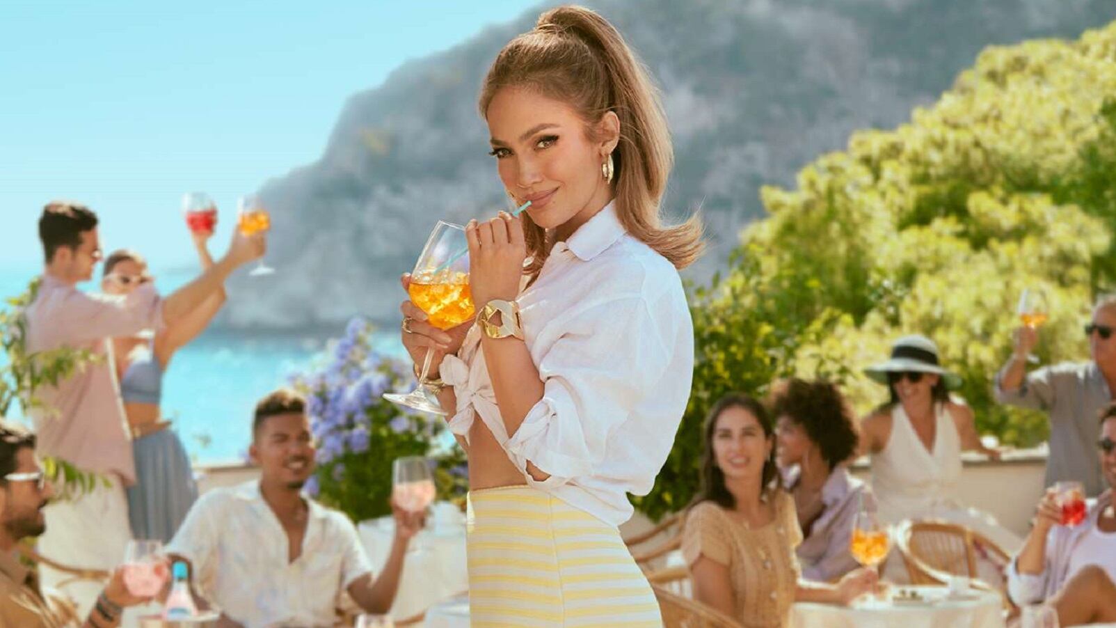 "Tuo marito un ex alcolista". Bufera social sulla linea di Spritz di Jennifer Lopez