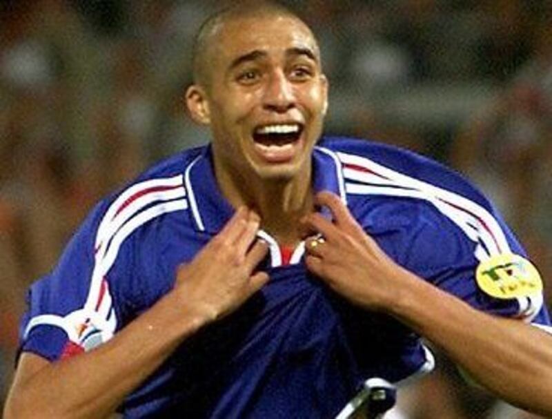 Sopra, Trezeguet festeggia il Golden Gol che risolve la partita. Sotto, la pagina del Giornale che racconta la disfatta italiana