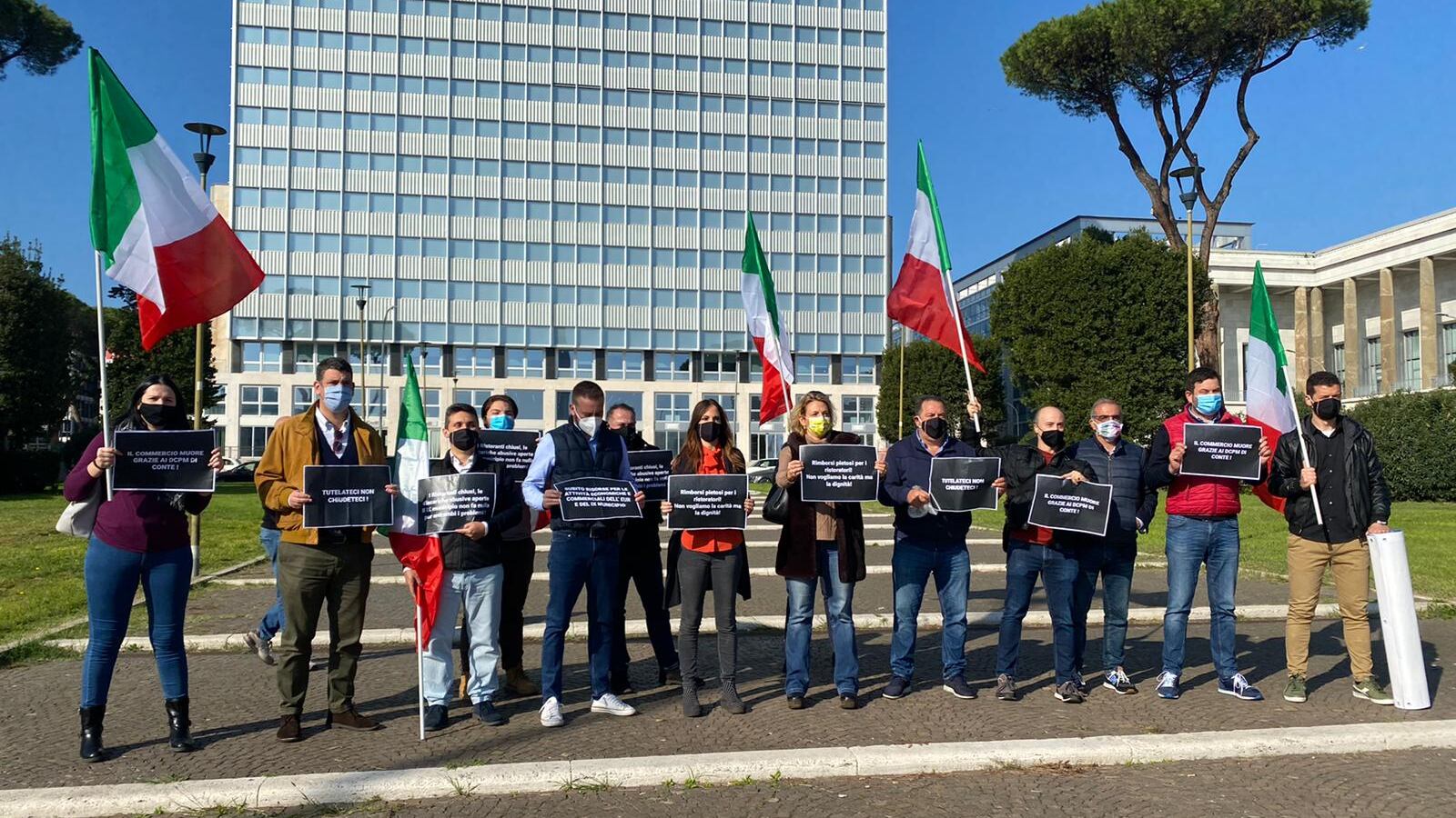 "Da Conte il colpo finale": i commercianti in strada contro nuovo lockdown