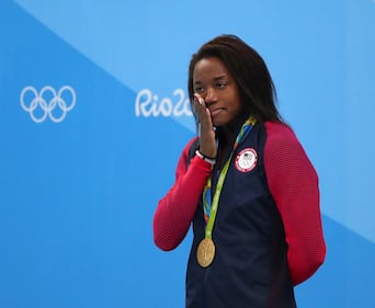 Simone Manuel fa la storia: prima afroamericana a vincere l'oro nel nuoto. Le lacrime di gioia 1